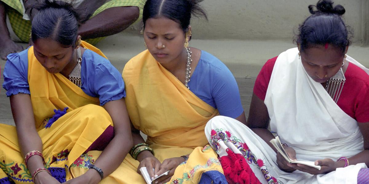 Bahai - Women Praying
